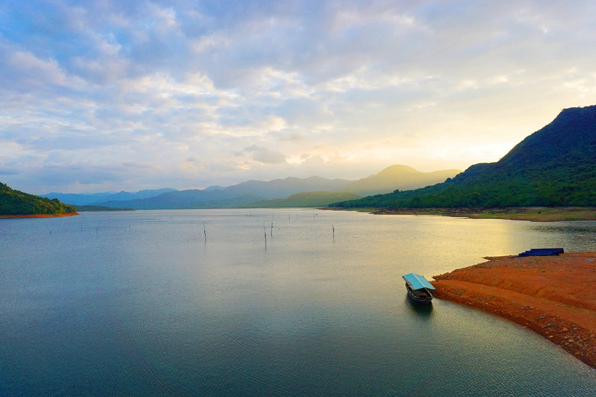 Bao quanh bởi núi nên đất trong lòng hồ có màu đỏ, kết hợp màu xanh của dòng nước, cây cỏ và cả bầu trời, tạo nên vẻ đẹp hoang sơ hữu tình. Từ đây, du khách có thể ngược lên huyện Tây Sơn, mảnh đất nuôi dưỡng người anh hùng áo vải cờ đào Quang Trung - Nguyễn Huệ.