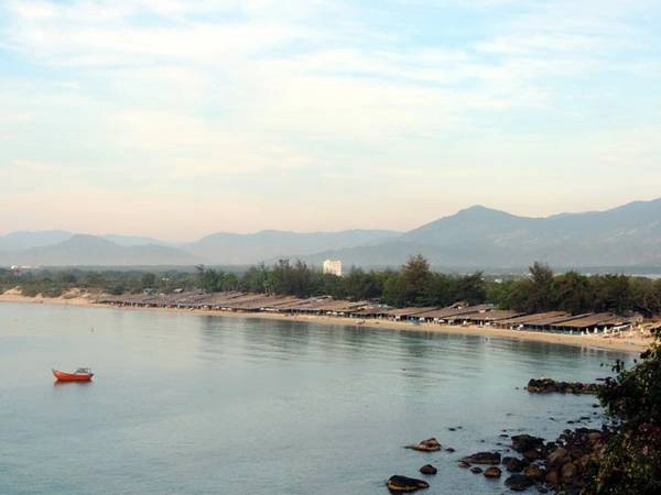Từ Nha Trang theo đường Nguyễn Tất Thành qua hết đèo Cù Hin, nhìn bên tay trái có nhiều lối dẫn xuống biển Bãi Dài. Bãi biển nơi đây rất sạch, cát mịn, dài khoảng 1 km, biển quanh năm sóng êm, thoải, không dốc như biển Nha Trang. Từ Nha Trang theo đường Nguyễn Tất Thành qua hết đèo Cù Hin, nhìn bên tay trái có nhiều lối dẫn xuống biển Bãi Dài. Bãi biển nơi đây rất sạch, cát mịn, dài khoảng 1 km, biển quanh năm sóng êm, thoải, không dốc như biển Nha Trang.