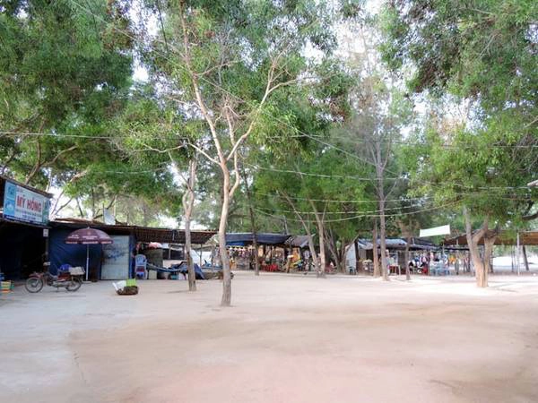 Đến Bãi Dài ngoài việc tắm biển, đi dạo hưởng không khí trong lành, có lẽ điều hấp dẫn du khách là hải sản. Những con tôm, mực, cá tươi rói mới đánh bắt được chế biến ngay tại chỗ, giá cũng không quá cao nên hầu như khách nào đến đây cũng đều không thể bỏ qua những món ngon này. Đến Bãi Dài ngoài việc tắm biển, đi dạo hưởng không khí trong lành, có lẽ điều hấp dẫn du khách là hải sản. Những con tôm, mực, cá tươi rói mới đánh bắt được chế biến ngay tại chỗ, giá cũng không quá cao nên hầu như khách nào đến đây cũng đều không thể bỏ qua những món ngon này.