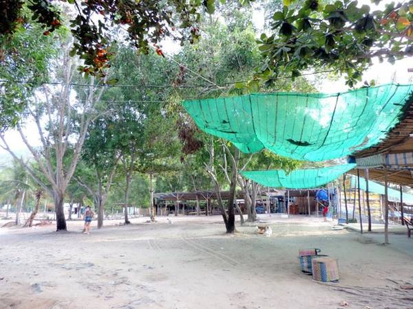 Hải sản bán tại các hàng quán nơi đây rất tươi ngon. Hải sản bán tại các hàng quán nơi đây rất tươi ngon.