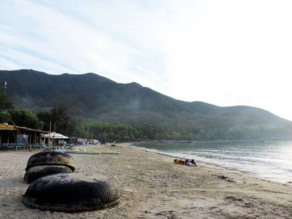 Đa phần những người buôn bán tại Bãi Dài hiện nay là người Cam Hải Đông, họ ở luôn tại quán phục vụ khách du lịch kể cả ngày mưa gió. Chính không khí trong lành, cảnh quan hoang sơ và sự thân thiện của người nơi đây đã làm nên một Bãi Dài yên ả, thanh bình và vẫn giữ được hồn quê. Đa phần những người buôn bán tại Bãi Dài hiện nay là người Cam Hải Đông, họ ở luôn tại quán phục vụ khách du lịch kể cả ngày mưa gió. Chính không khí trong lành, cảnh quan hoang sơ và sự thân thiện của người nơi đây đã làm nên một Bãi Dài yên ả, thanh bình và vẫn giữ được hồn quê.