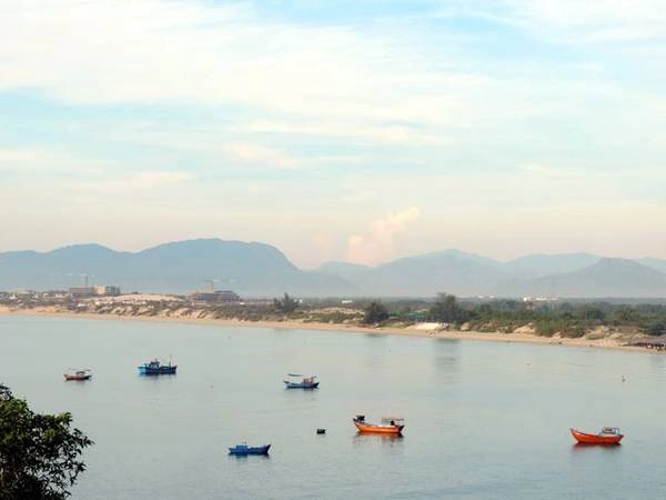 Theo quy hoạch, trong tương lai khu vực Bãi Dài sẽ có các khu resort, khách sạn… Do đó, trước khi cô bé lọ lem biến thành công chúa, nếu đến Nha Trang bạn hãy đến Bãi Dài hưởng thụ biển xanh, cát trắng, sạch nơi đây. Khung cảnh hoang sơ, chân quê làm nên nét duyên cho Bãi Dài. Theo quy hoạch, trong tương lai khu vực Bãi Dài sẽ có các khu resort, khách sạn… Do đó, trước khi cô bé lọ lem biến thành công chúa, nếu đến Nha Trang bạn hãy đến Bãi Dài hưởng thụ biển xanh, cát trắng, sạch nơi đây. Khung cảnh hoang sơ, chân quê làm nên nét duyên cho Bãi Dài.
