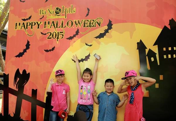 Đặc biệt hơn, mùa Halloween năm nay, trong hai ngày 30-31/10 tại Bà Nà Hills, du khách sẽ được gặp gỡ, giao lưu, chụp hình kỷ niệm với những nhân vật ma nổi tiếng trong các cuốn tiểu thuyết hay phim điện ảnh như nữ hoàng trái tim, thuyền trưởng Hook, nữ hoàng ác quỷ, búp bê ma, Dracula… Đặc biệt hơn, mùa Halloween năm nay, trong hai ngày 30-31/10 tại Bà Nà Hills, du khách sẽ được gặp gỡ, giao lưu, chụp hình kỷ niệm với những nhân vật ma nổi tiếng trong các cuốn tiểu thuyết hay phim điện ảnh như nữ hoàng trái tim, thuyền trưởng Hook, nữ hoàng ác quỷ, búp bê ma, Dracula…