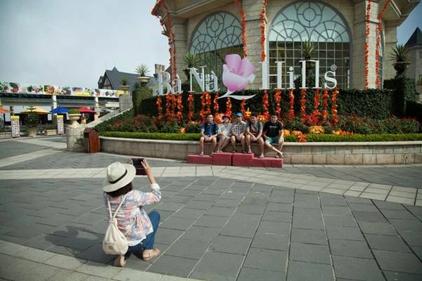 Bà Nà Hills còn ưu đãi lên tới 50% cho mọi du khách dùng bữa (giá chỉ còn 200.000 đồng/suất). Đến với bữa tiệc, thực khách sẽ được hóa trang theo chủ đề Halloween, hòa mình vào không khí lễ hội duy nhất trong năm. Thực đơn bữa tiệc là những món ăn đầy cảm hứng sáng tạo được các đầu bếp tại đây cầu kỳ chọn lựa và dành tặng thực khách nhân mùa lễ hội Halloween 2015. Bà Nà Hills còn ưu đãi lên tới 50% cho mọi du khách dùng bữa (giá chỉ còn 200.000 đồng/suất). Đến với bữa tiệc, thực khách sẽ được hóa trang theo chủ đề Halloween, hòa mình vào không khí lễ hội duy nhất trong năm. Thực đơn bữa tiệc là những món ăn đầy cảm hứng sáng tạo được các đầu bếp tại đây cầu kỳ chọn lựa và dành tặng thực khách nhân mùa lễ hội Halloween 2015.