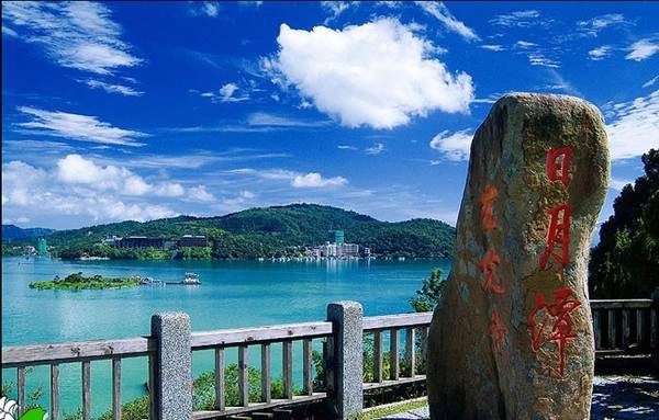 Nhật Nguyệt - cái tên đầy lãng mạn của hồ đã khiến người nghe nảy sinh biết bao liên tưởng. Theo tư liệu được ghi chép và truyền miệng, tên của hồ xuất phát từ hình dáng của nó. Nếu đứng ở giữa hồ, nhìn về phía Tây của Nhật Nguyệt, bạn sẽ thấy hồ có hình dáng như một vầng trăng khuyết, còn nhìn về phía Đông, hồ lại có hình dạng tròn tựa như mặt trời. Ảnh: Xinhua. Nhật Nguyệt - cái tên đầy lãng mạn của hồ đã khiến người nghe nảy sinh biết bao liên tưởng. Theo tư liệu được ghi chép và truyền miệng, tên của hồ xuất phát từ hình dáng của nó. Nếu đứng ở giữa hồ, nhìn về phía Tây của Nhật Nguyệt, bạn sẽ thấy hồ có hình dáng như một vầng trăng khuyết, còn nhìn về phía Đông, hồ lại có hình dạng tròn tựa như mặt trời. Ảnh: Xinhua.