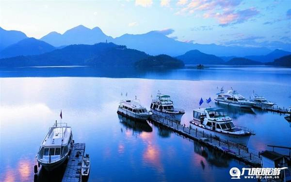 Mùa thu, trăng tròn vạnh chiếu xuống hồ nước đang phủ một lớp sương mỏng khiến cảnh như thực như hư say mê lòng người. Ảnh: Jiulvlvyou. Mùa thu, trăng tròn vạnh chiếu xuống hồ nước đang phủ một lớp sương mỏng khiến cảnh như thực như hư say mê lòng người. Ảnh: Jiulvlvyou.