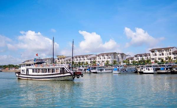Chúng tôi đến Hạ Long vào những ngày đầu tháng 9, không có kế hoạch định trước. Cuối tuần, vài người bạn thân cùng đặt vé may báy, vác ba lô lên đường. Chúng tôi đến Hạ Long vào những ngày đầu tháng 9, không có kế hoạch định trước. Cuối tuần, vài người bạn thân cùng đặt vé may báy, vác ba lô lên đường.