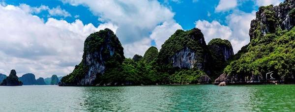 Quảng Ninh chưa có sân bay, vì thế, bạn sẽ nên lựa chọn chuyến bay tới Hải Phòng, thuê xe tới Hạ Long. Giá một chuyến tàu tham quan vịnh trong 4 tiếng khoảng 1-1,2 triệu đồng cho khoảng 10 khách. Nếu muốn tận hưởng hơn nữa, bạn có thể khám phá vịnh bằng du thuyền, ngủ đêm trên vịnh và đón bình minh trong không gian tuyệt đối yên tĩnh hôm sau. Quảng Ninh chưa có sân bay, vì thế, bạn sẽ nên lựa chọn chuyến bay tới Hải Phòng, thuê xe tới Hạ Long. Giá một chuyến tàu tham quan vịnh trong 4 tiếng khoảng 1-1,2 triệu đồng cho khoảng 10 khách. Nếu muốn tận hưởng hơn nữa, bạn có thể khám phá vịnh bằng du thuyền, ngủ đêm trên vịnh và đón bình minh trong không gian tuyệt đối yên tĩnh hôm sau.