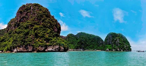 Dường như núi đá vôi trên vịnh cũng biết mùa thu đến, nên phủ màu ngắt. Dường như núi đá vôi trên vịnh cũng biết mùa thu đến, nên phủ màu ngắt.