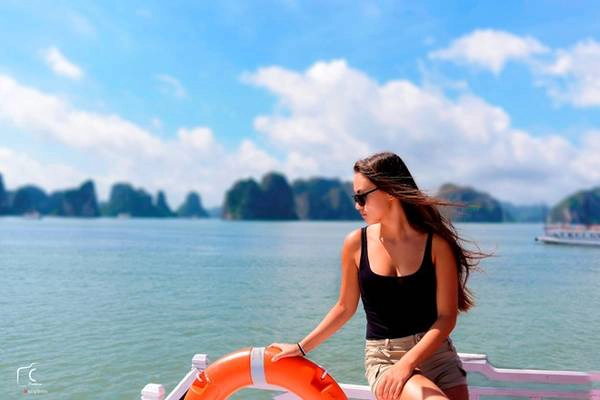 Thời tiết dễ chịu đến mức không ai chịu ngồi trong tàu, mà ra lan can ngắm vẻ đẹp của biển trời. Thời tiết dễ chịu đến mức không ai chịu ngồi trong tàu, mà ra lan can ngắm vẻ đẹp của biển trời.