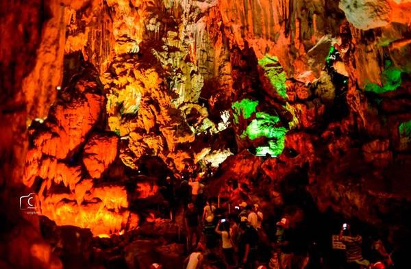 Điểm dừng đầu tiên của tàu là hang Sửng Sốt trong đảo Bồ Hòn. Điểm dừng đầu tiên của tàu là hang Sửng Sốt trong đảo Bồ Hòn.