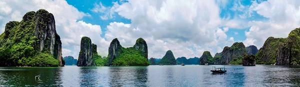 Trên hành trình lênh đênh trên vịnh, nhân viên trên tàu giới thiệu với hành khách hòn Chó... Trên hành trình lênh đênh trên vịnh, nhân viên trên tàu giới thiệu với hành khách hòn Chó...