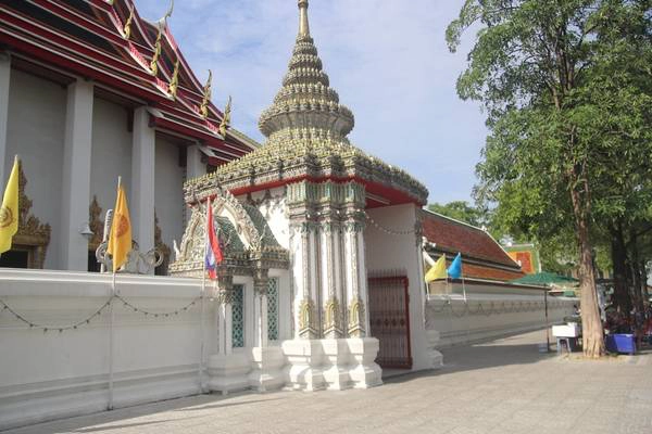 Một cổng ra vào của Wat Pho. Bạn nên lưu ý là Wat Pho có rất nhiều cổng ra vào khác nhau. Ảnh: San San wat-pho-ivivu-2