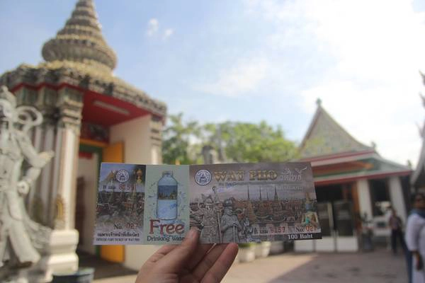 Vé tham quan Wat Pho là 100 baht và được miễn phí 1 chai nước suối lạnh. Ảnh: San San wat-pho-ivivu-4
