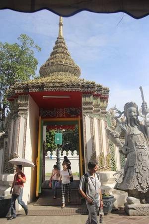 Là điểm đến đặc sắc của du lịch Bangkok, nên Wat Pho lúc nào cũng tấp nập du khách ghé thăm. Ảnh: San San wat-pho-ivivu-3