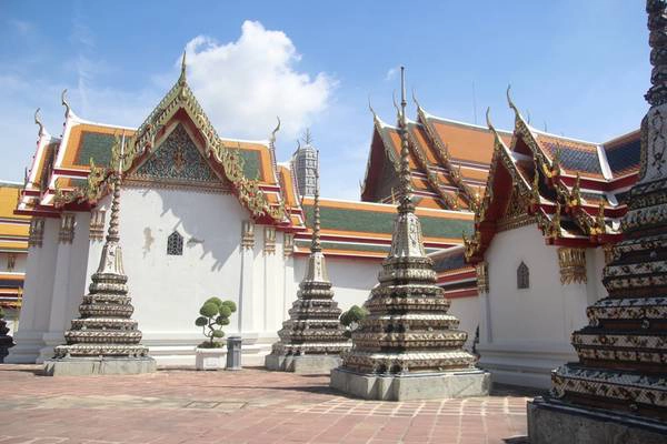 Toàn bộ khuôn viên của Wat Pho rộng lên tới 80.000m2, nên du khách sẽ mất nhiều thời gian mới khám phá hết toàn bộ ngóc ngách nơi đây. Ảnh: San San wat-pho-ivivu-30