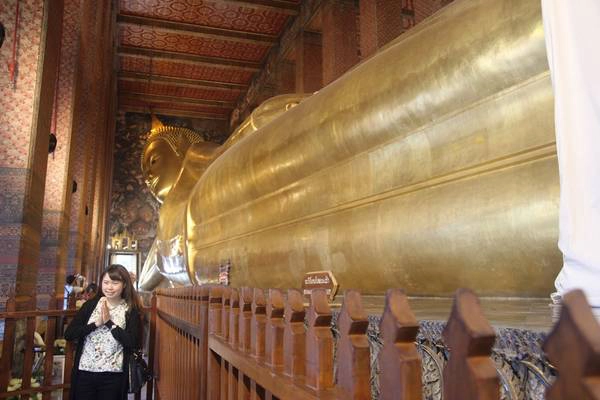 Bức tượng Phật nằm dát vàng nổi tiếng ở Wat Pho. Ảnh: San San Bức tượng Phật nằm dát vàng nổi tiếng ở Wat Pho. Ảnh: San San