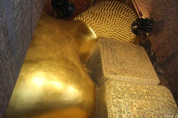 Tất cả các chi tiết trên bức tượng Phật nằm đều được trạm khắc tinh xảo. Ảnh: San San wat-pho-ivivu-15