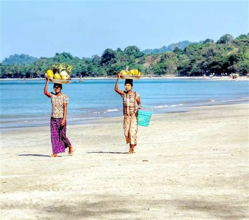 ivivu-2D10783794-ngapali-beach-women.blocks_desktop_medium