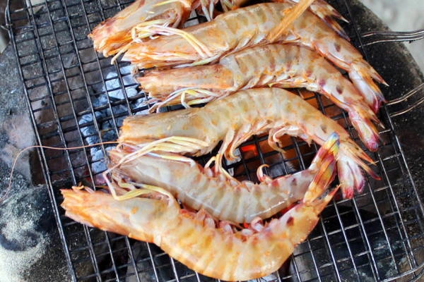 Tôm bắt được từ vùng biển Dung Quất, Sa Cần dưới lửa than hồng Khe Hai - Ảnh: VÕ QUÝ CẦU Tôm bắt được từ vùng biển Dung Quất, Sa Cần dưới lửa than hồng Khe Hai - Ảnh: VÕ QUÝ CẦU