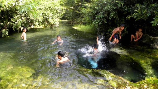 Những cậu bé người Đan Lai hụp lặn ở Khe Xanh - Ảnh: Thu Hường Những cậu bé người Đan Lai hụp lặn ở Khe Xanh - Ảnh: Thu Hường