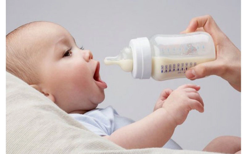 Bé gái 18 tháng cai sữa được không?