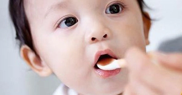 Cha mẹ không nên tự ý cho trẻ sử dụng thuốc ho