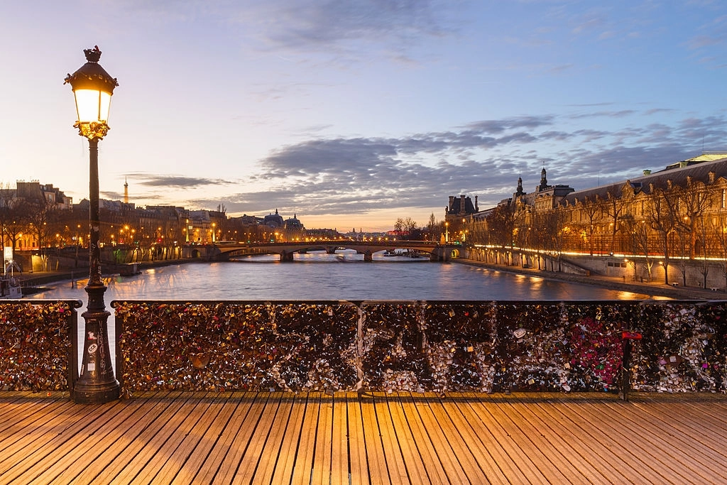 1. Cầu Pont des Art, Paris, Pháp: Với vị trị nằm trong thành phố tình yêu, cây cầu đi bộ nổi tiếng của Paris là nơi được nhiều cặp đôi lựa chọn check-in khi đến Pháp. Với vị trí đắc địa, bắc ngang sông Seine, nhiều đôi tình nhân mong muốn đến đây để dạo bước, trao nhau nụ hôn và cùng móc khóa lên cầu trước khi ném chìa xuống dòng nước. Ảnh: Getty.