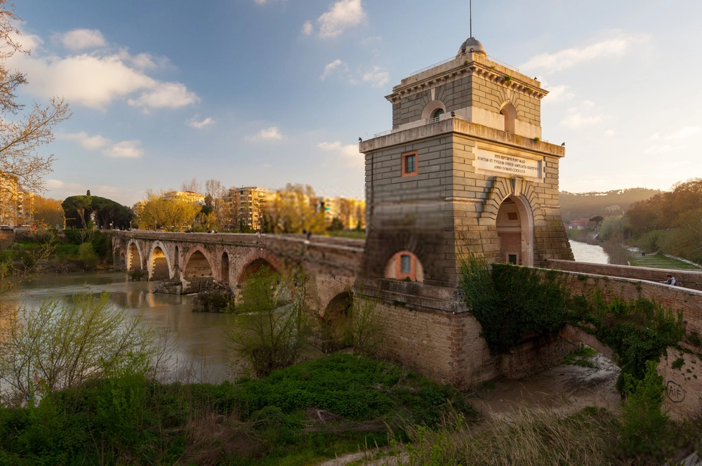 2. Cầu Ponte Milvio, Rome, Italy: Cây cầu bắc ngang qua sông Tevere nổi tiếng bởi mang ý nghĩa biểu tượng cho tình yêu. Các đôi tình nhân thường đi dọc cây cầu, trao nhau nụ hôn và khắc tên mình trên ổ khóa sau đó treo vào cột đèn ở đây. Tuy hiện nay, những ổ khóa này đã bị tháo bỏ do cây cầu cổ không còn đủ sức chống đỡ, nơi đây vẫn là một biểu tượng tình yêu đặc biệt của Italy. Ảnh: Samuele.