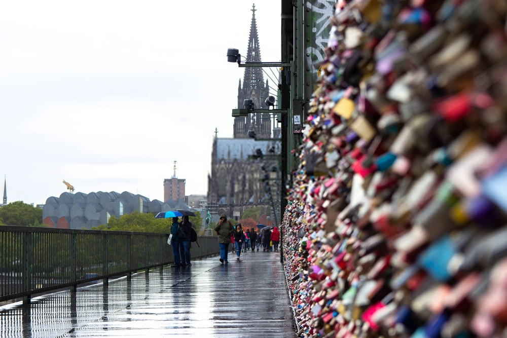 3. Cầu Hohenzollern, Cologne, Đức: Tuy thành phố này không phải điểm đến lãng mạn ở nước Đức, cây cầu Hohenzollern qua con sông Rhine vẫn là nơi thể hiện tình yêu nồng nàn của các cặp đôi. Vô vàn ổ khóa tình yêu được các cặp đôi khóa trên thành cầu với nhiều màu sắc, hình dạng độc đáo đã khiến đây trở thành một trong những điểm đến trao gửi, ước hẹn về tình yêu nổi tiếng thế giới. Ảnh: Edupic.