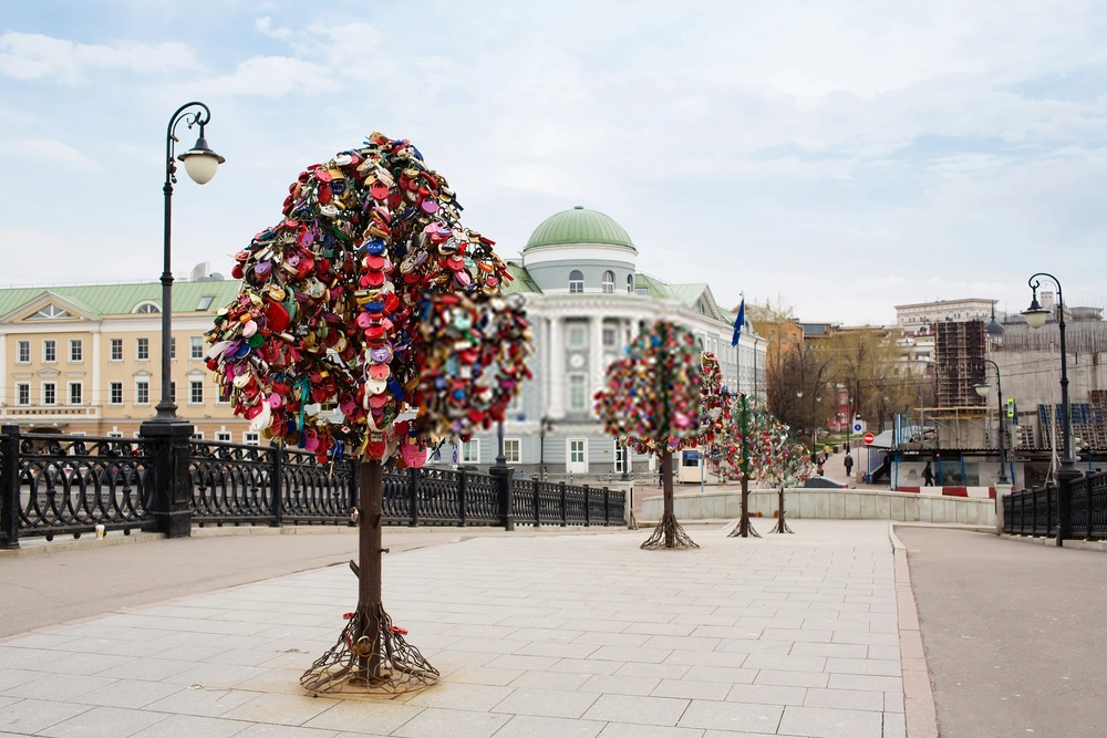 4. Cầu Luzhkov, Moscow, Nga: Thay vì khóa lên thành cầu như nhiều nơi khác, cây cầu ở thủ đô Moscow sở hữu cả một hàng cây bằng kim loại dành riêng cho các cặp đôi móc khóa tình yêu của mình lên đó. Những cây tình yêu này cao gần 2 m và được thay mới liên tục vì chúng luôn trong tình trạng hết chỗ treo. Ảnh: Protivna.