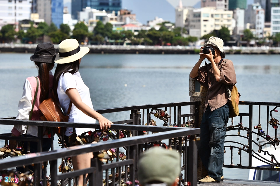 Nhiều người thích thú chụp ảnh với những ổ khóa tình yêu vĩnh cửu này. Nhiều người thích thú chụp ảnh với những ổ khóa tình yêu vĩnh cửu này.