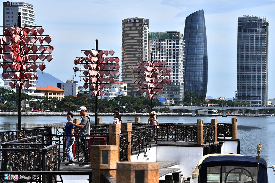 Địa điểm check-in này luôn đông đúc du khách bất kể ngày đêm do nằm ở vị trí đẹp, đứng đây có thể lấy hậu cảnh được cả cầu Rồng lẫn cầu Quay vào ảnh. Địa điểm check-in này luôn đông đúc du khách bất kể ngày đêm do nằm ở vị trí đẹp, đứng đây có thể lấy hậu cảnh được cả cầu Rồng lẫn cầu Quay vào ảnh.