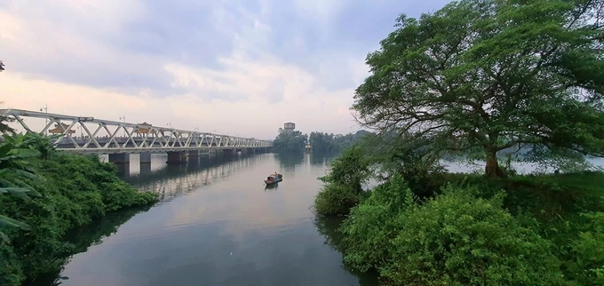 Khung cảnh nên thơ, sông nước hữu tình hơn khi xuất hiện bóng thuyền độc mộc bên cầu Dã Viên.