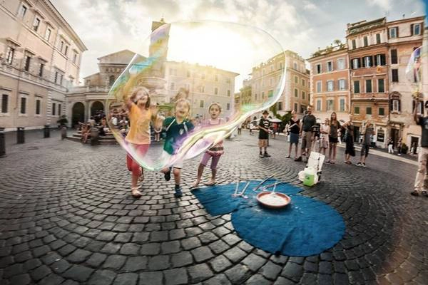 Trò chơi thổi bong bóng của trẻ em Italy. Trò chơi thổi bong bóng của trẻ em Italy.
