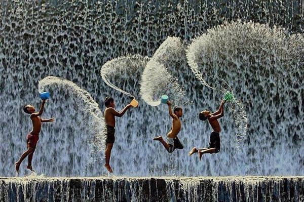 Chơi đùa với nước.