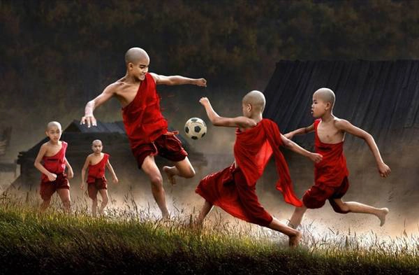 Những đứa trẻ ở Myanmar đang chơi đá bóng. Những đứa trẻ ở Myanmar đang chơi đá bóng.
