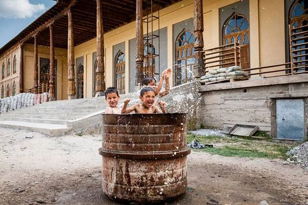 Những đứa trẻ Tajikistan đang thỏa sức vui đùa. Những đứa trẻ Tajikistan đang thỏa sức vui đùa.