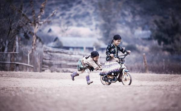 Hai chị em người Việt Nam. Hai chị em người Việt Nam.
