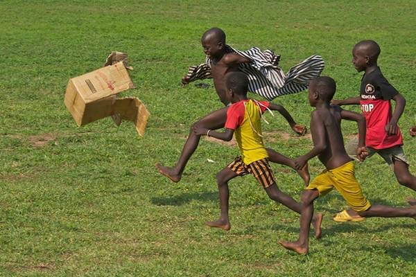 Dù không có quả bóng, nhưng một chiếc thùng các tông cũng đủ để khiến cho tuổi thơ các bé Ghana vui hơn rất nhiều. Dù không có quả bóng, nhưng một chiếc thùng các tông cũng đủ để khiến cho tuổi thơ các bé Ghana vui hơn rất nhiều.