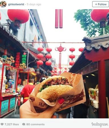 Bánh burger thịt lừa tại phố ăn vặt Wangfujing (Vương Phủ Tỉnh), Bắc Kinh. Bánh burger thịt lừa tại phố ăn vặt Wangfujing (Vương Phủ Tỉnh), Bắc Kinh.
