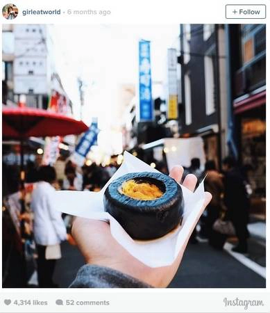 Bánh sea urchin tại chợ cá Tsukiji, Tokyo. Bánh sea urchin tại chợ cá Tsukiji, Tokyo.