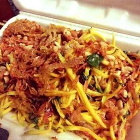 Một hộp gỏi xoài chỉ có giá 15.000 đồng nhưng đầy “ngập mặt” với xoài không quá sống được bào sợi, giòn giòn, phủ đầy ruốc mằn mặn và đậu phộng, khô mực, tép sấy, rau răm. Đặc biệt, vị ngọt của đường vừa đủ, không át đi mùi tự nhiên của xoài, chua chua, cay cay, lại ngọt ngọt, ăn kèm với bánh phồng thì tuyệt vời. (Ảnh: Internet) Một hộp gỏi xoài chỉ có giá 15.000 đồng nhưng đầy “ngập mặt” với xoài không quá sống được bào sợi, giòn giòn, phủ đầy ruốc mằn mặn và đậu phộng, khô mực, tép sấy, rau răm. Đặc biệt, vị ngọt của đường vừa đủ, không át đi mùi tự nhiên của xoài, chua chua, cay cay, lại ngọt ngọt, ăn kèm với bánh phồng thì tuyệt vời. (Ảnh: Internet)