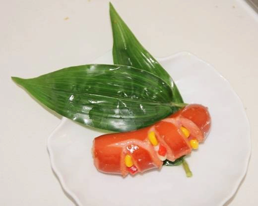 Có nguồn gốc từ Ý, polenta là loại bột bắp vàng đựơc xay nhỏ nhưng không nhuyễn mịn như bột mì. Polenta thường được dùng cho những món súp, bánh bắp và một số loại bánh ngọt. Xúc xích Polenta là sự kết hợp hoàn hảo giữa polenta, bắp, phô mai… sẽ đem lại cho bạn trải nghiệm ẩm thực cực lạ và đáng nhớ với đủ hương vị béo béo, mằn mặn hòa lẫn vào nhau. (Ảnh: Internet) Có nguồn gốc từ Ý, polenta là loại bột bắp vàng đựơc xay nhỏ nhưng không nhuyễn mịn như bột mì. Polenta thường được dùng cho những món súp, bánh bắp và một số loại bánh ngọt. Xúc xích Polenta là sự kết hợp hoàn hảo giữa polenta, bắp, phô mai… sẽ đem lại cho bạn trải nghiệm ẩm thực cực lạ và đáng nhớ với đủ hương vị béo béo, mằn mặn hòa lẫn vào nhau. (Ảnh: Internet)