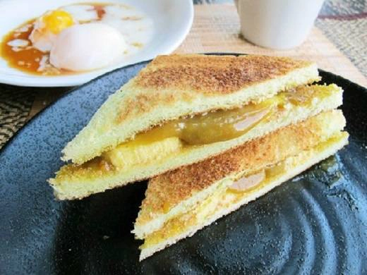 Bánh toast Singapore không cầu kì như bánh toast Nhật hay Pháp. Chỉ là hai miếng bánh mì sandwich kẹp với nhau, được phết bơ lạt ở giữa, ăn kèm với trứng ốp lết, nhấm nháp chút trà sữa hay cà phê nóng thì càng ngon. (Ảnh: Internet)