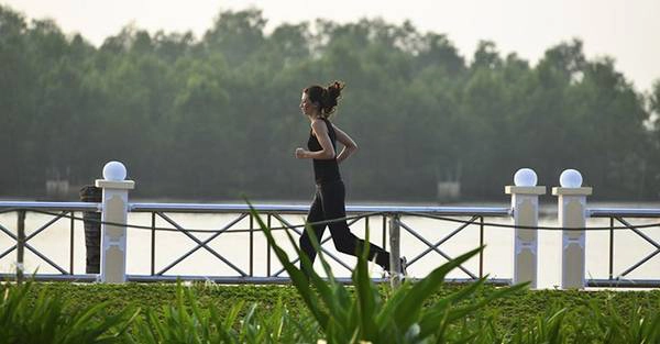Chạy thể dục buổi sáng trong khung cảnh yên bình. Chạy thể dục buổi sáng trong khung cảnh yên bình.