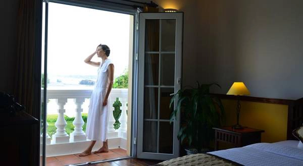 Phòng nghỉ với hướng nhìn ra bờ sông thơ mộng Victoria-Can-Tho-Resort-IVIVU.com-2