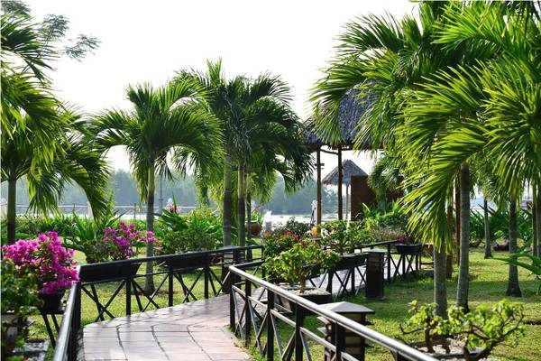 Không gian xanh mát trong khuôn viên của khu nghỉ dưỡng. Victoria-Can-Tho-Resort-IVIVU.com-61