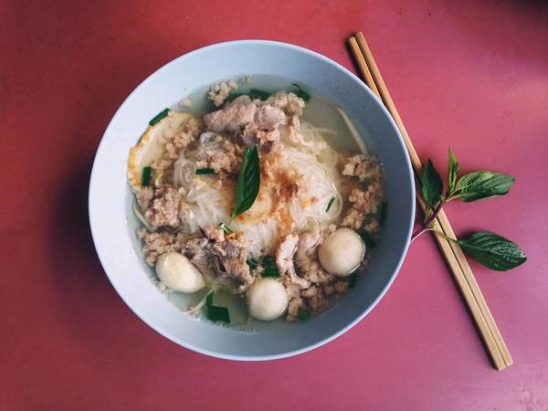 Hủ tiếu thịt heo cá viên : Món này mùi vị có nhiều nét tương đồng với món hủ tiếu Nam Vang nhưng pha một chút vị đặc trưng của người Thái, các bạn có thể thưởng thức món hủ tiếu này ở bất cứ đâu tại Bangkok, đặc biệt là khu Silom và khu Sukhumvit. Hủ tiếu thịt heo cá viên : Món này mùi vị có nhiều nét tương đồng với món hủ tiếu Nam Vang nhưng pha một chút vị đặc trưng của người Thái, các bạn có thể thưởng thức món hủ tiếu này ở bất cứ đâu tại Bangkok, đặc biệt là khu Silom và khu Sukhumvit.