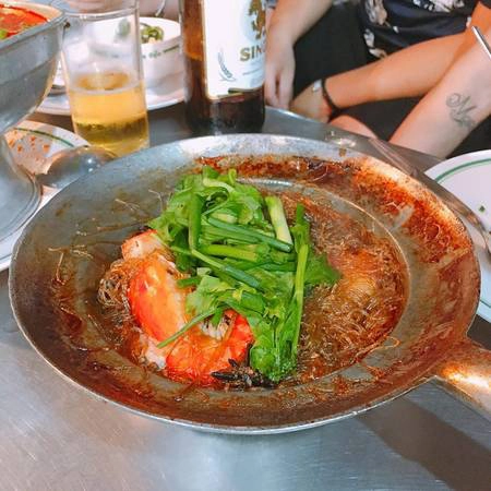 Miến xào cua hoặc tôm áp chảo: Là một món ăn hấp dẫn với những con tôm càng hoặc cua loại 1. Món này các bạn chịu khó ra khu Chinatown sẽ có rất nhiều nhưng duy chỉ có một hàng ngon nhất phải xếp hàng gần 1 giờ đồng hồ thì mới có bàn để ăn. Miến xào cua hoặc tôm áp chảo: Là một món ăn hấp dẫn với những con tôm càng hoặc cua loại 1. Món này các bạn chịu khó ra khu Chinatown sẽ có rất nhiều nhưng duy chỉ có một hàng ngon nhất phải xếp hàng gần 1 giờ đồng hồ thì mới có bàn để ăn.